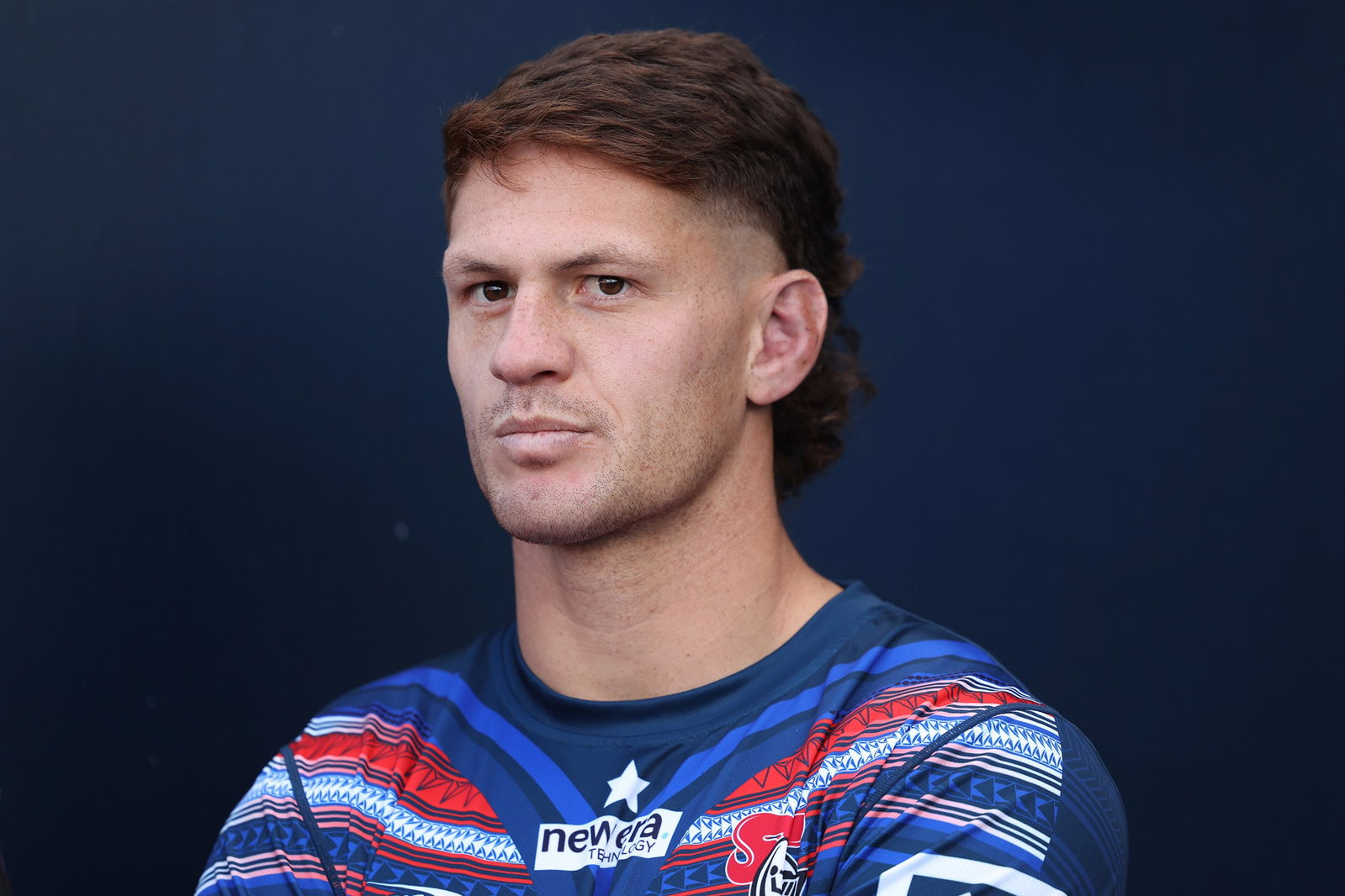Kalyn Ponga dos Cavaleiros em pé nos vestiários