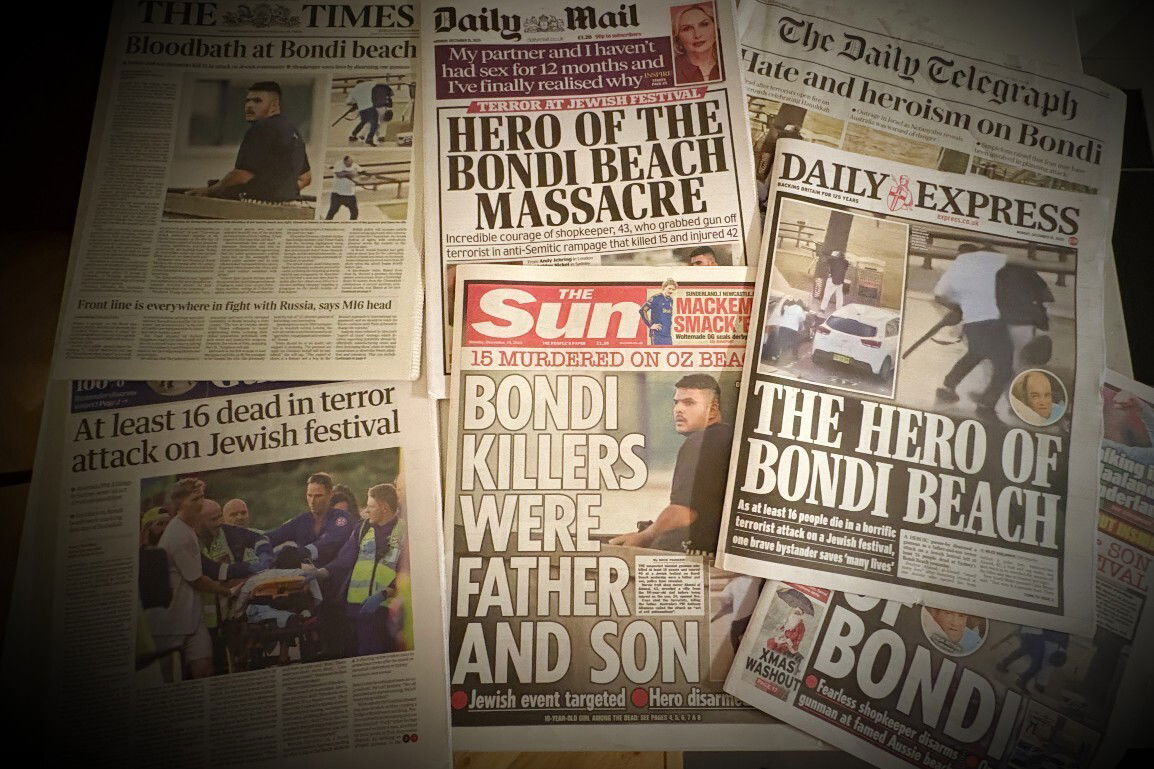 As primeiras páginas de vários jornais diferentes, todos com a mesma história.