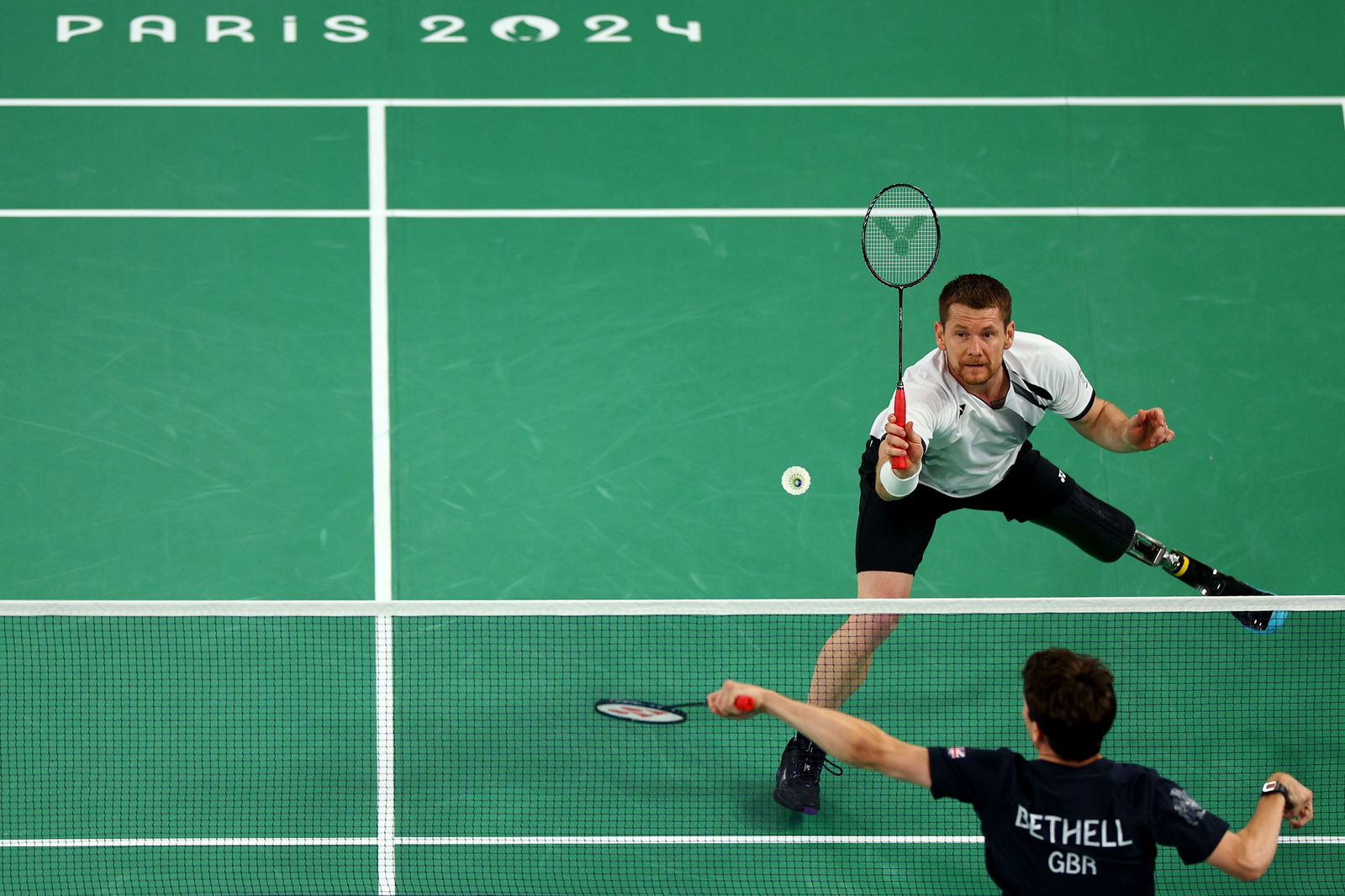 New Zealand's Wojtek Czyz competes against Great Britain's Daniel Bethell in 