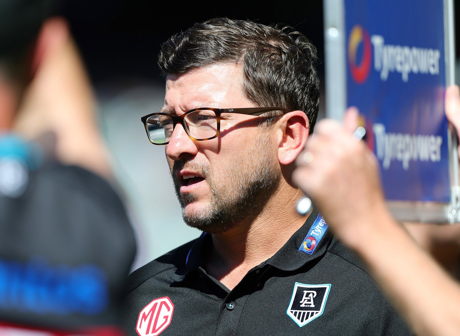 Josh Carr, treinador sênior do Power durante a partida da Rodada 03 da AFL de 2026 entre Port Adelaide Power e West Coast Eagles no Adelaide Oval em 29 de março de 2026 em Adelaide, Austrália.