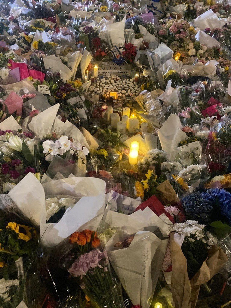 Dezenas de ramos de flores estão no chão