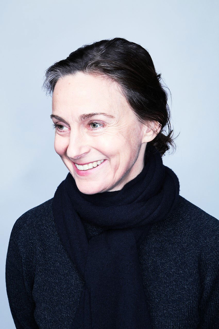Uma mulher sorridente de meia idade