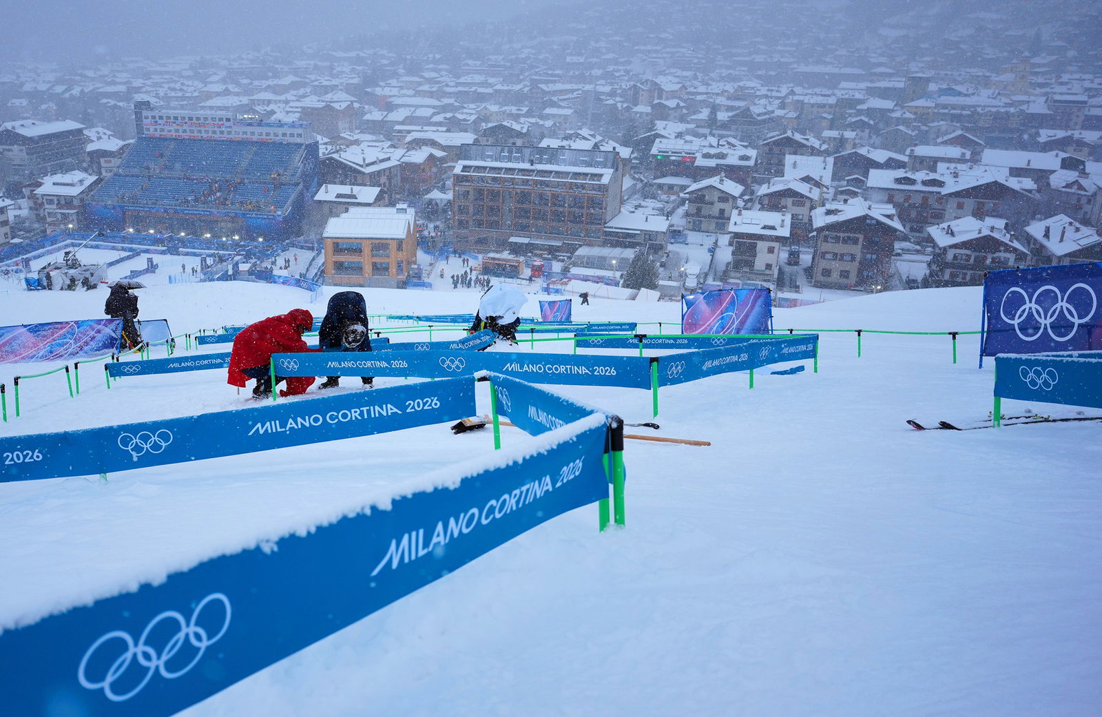 19 de fevereiro de 2026, Itália, Bormio: Olympia, Jogos Olímpicos de Inverno Milão Cortina 2026, esqui de montanha, sprint, qualificação, vista do percurso da competição e da área de chegada (atrás l) enquanto os preparativos finais estão sendo feitos.