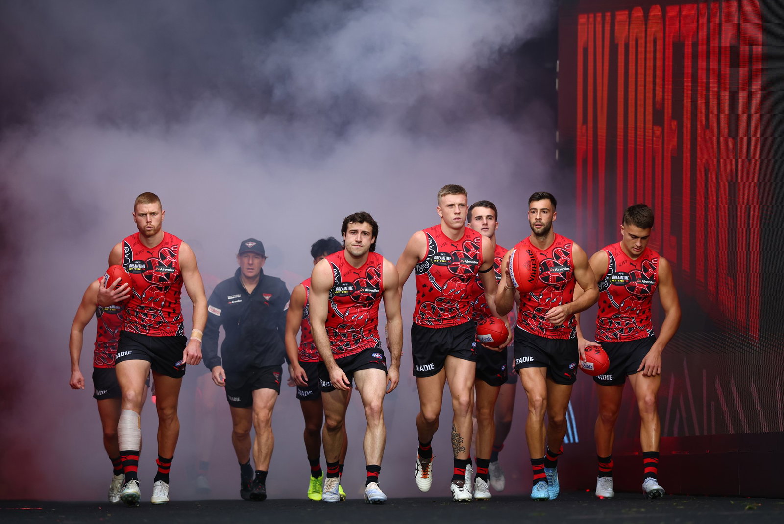 Os jogadores do Essendon entram no MCG antes do confronto contra o Fremantle.