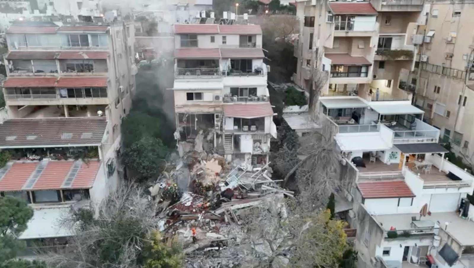 Imagen de un dron de un edificio residencial de varios pisos destruido por paredes derrumbadas
