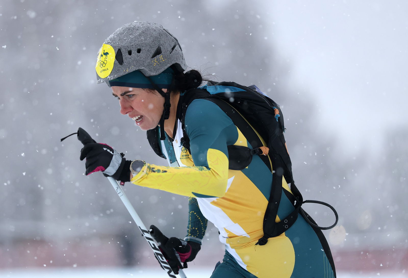 BORMIO, ITÁLIA - 19 DE FEVEREIRO: Lara Hamilton da Equipe Austrália compete durante a bateria 2 do Ski Mountaineering Women's Sprint no décimo terceiro dia dos Jogos Olímpicos de Inverno Milano Cortina 2026 no Centro de Esqui Alpino Stelvio em 19 de fevereiro de 2026 em Bormio, Itália.