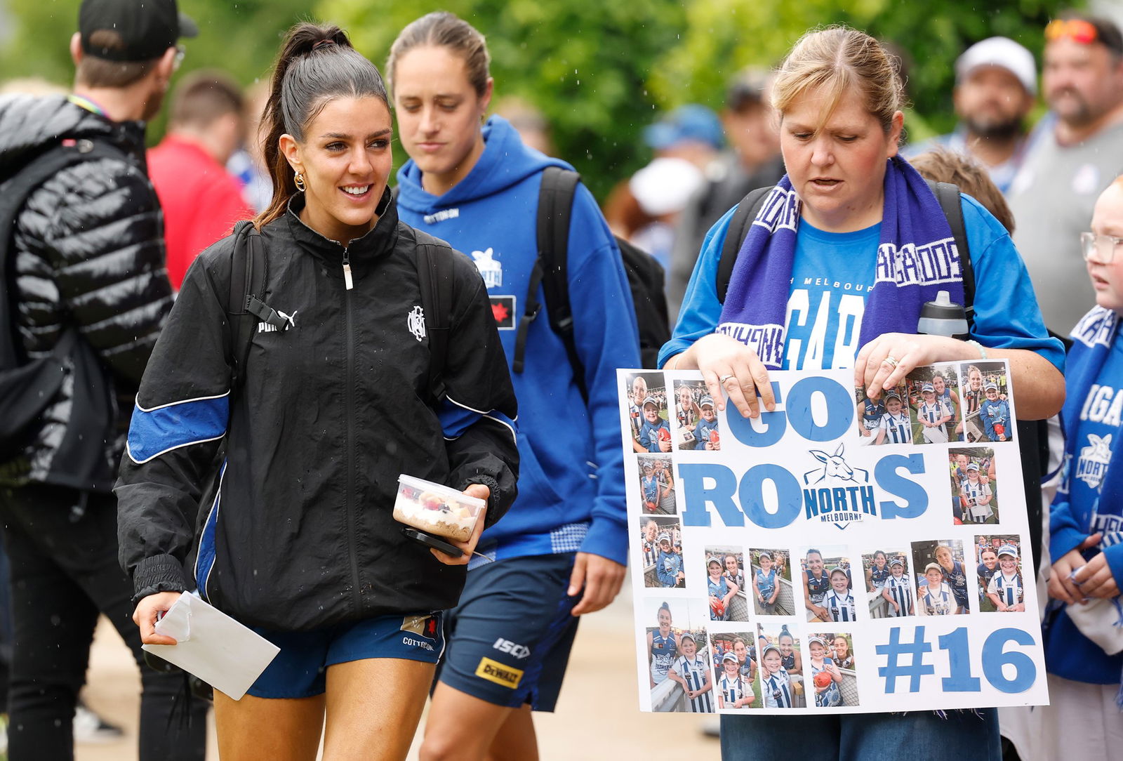 Erika O'Shea entra no Princes Park ao lado dos fãs.