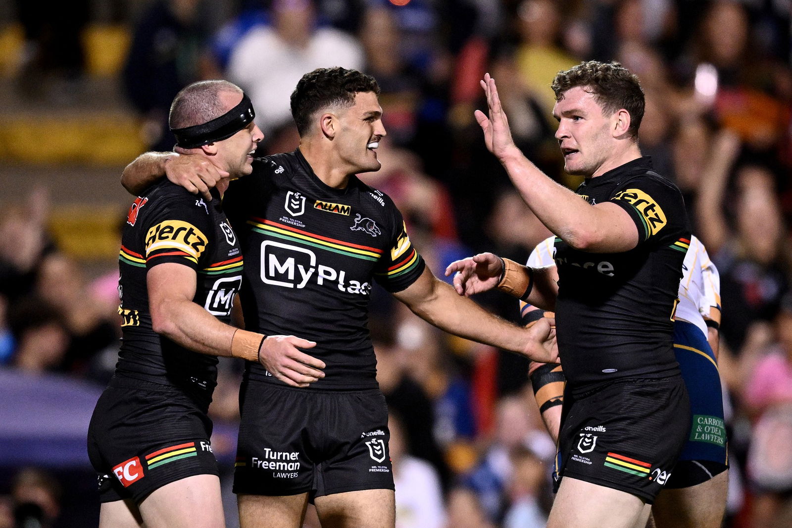 Dilans Edvards no Panthers (pa kreisi) svin kopā ar Natanu Klīriju un Liamu Martinu