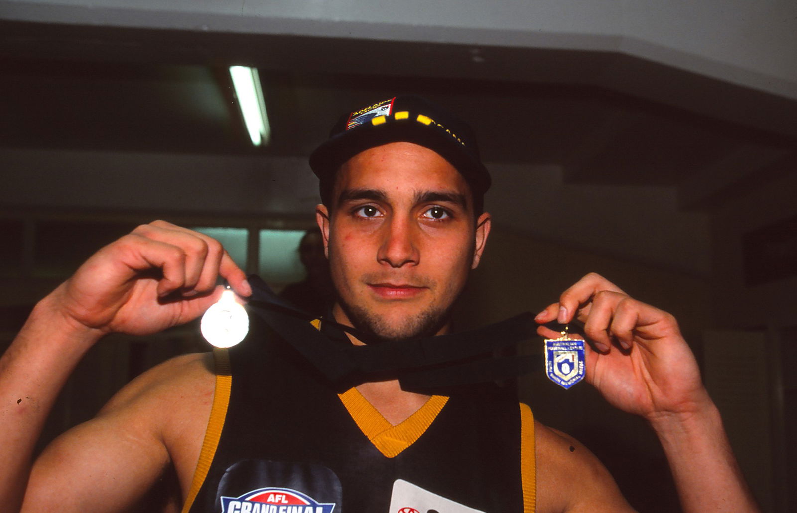 Andrew McLeod (1998 Norm Smith Madalyası ile resmedilmiştir) bu yılki ödül için oylama paneline başkanlık edecek.