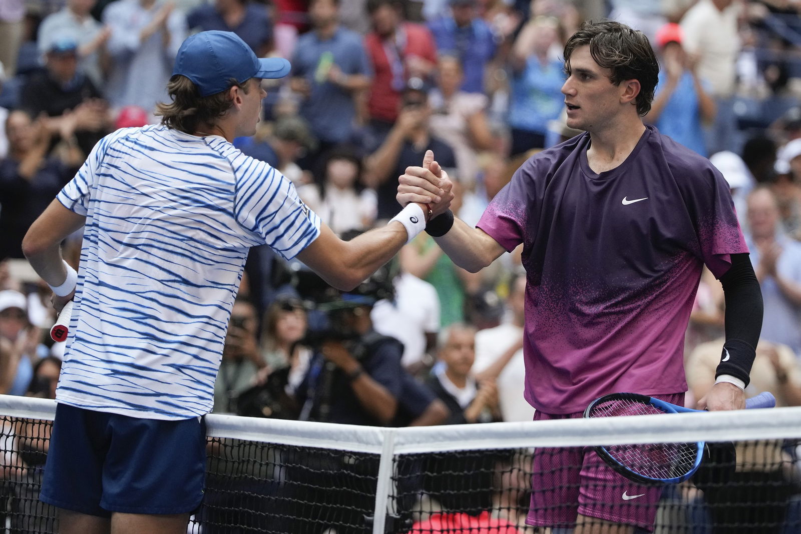 De Minaur and Draper shake hands at the net