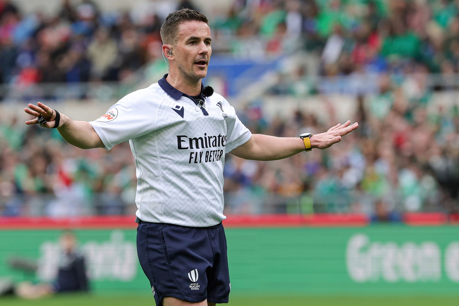 Luke Pearce arbitrando uma partida de rugby.