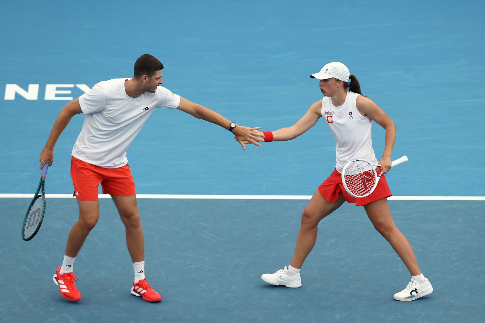 Iga Swiatek and Hubert Hurkacz shake hands