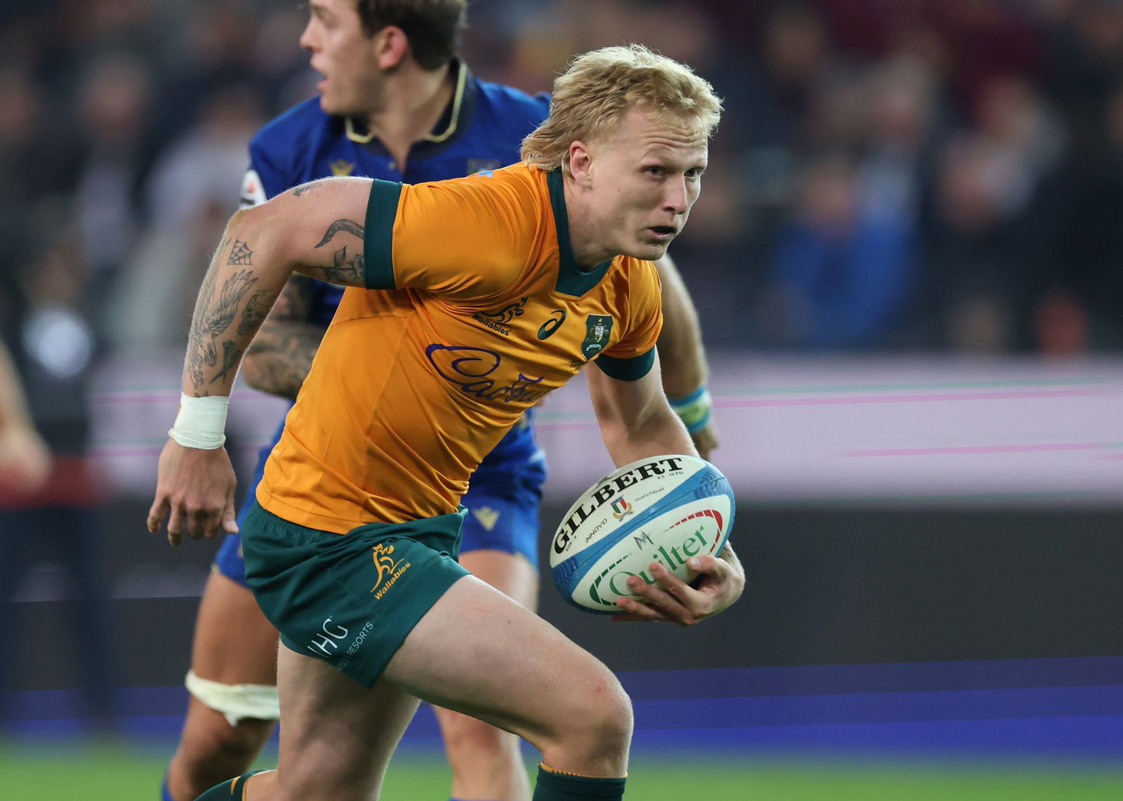 Carter Gordon corre a bola para os Wallabies.