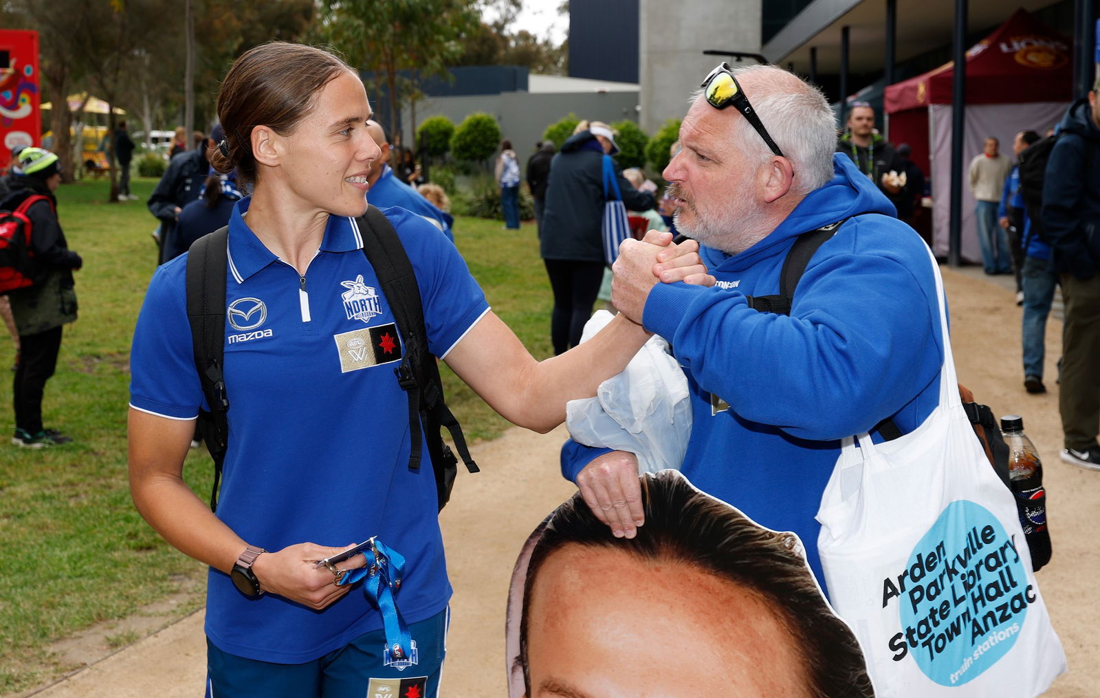 Jasmine Garner recebe alguns votos de felicidades de última hora de um fã dos Cangurus.