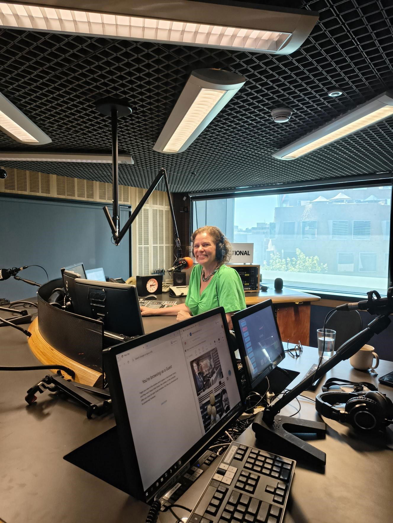 Uma mulher em um estúdio de rádio