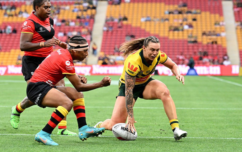 Julia Robinson scores a try against PNG.