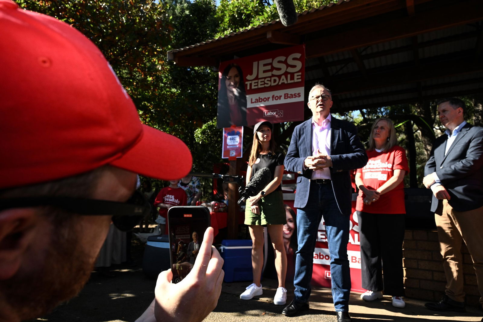 Anthony Albanese speaks to Labor supporters alongside candidate Jess Teesdale.