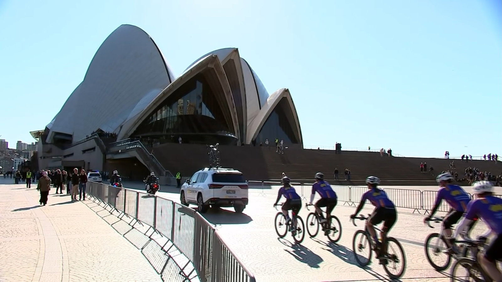Los ciclistas llegan a la explanada de la Ópera de Sydney.