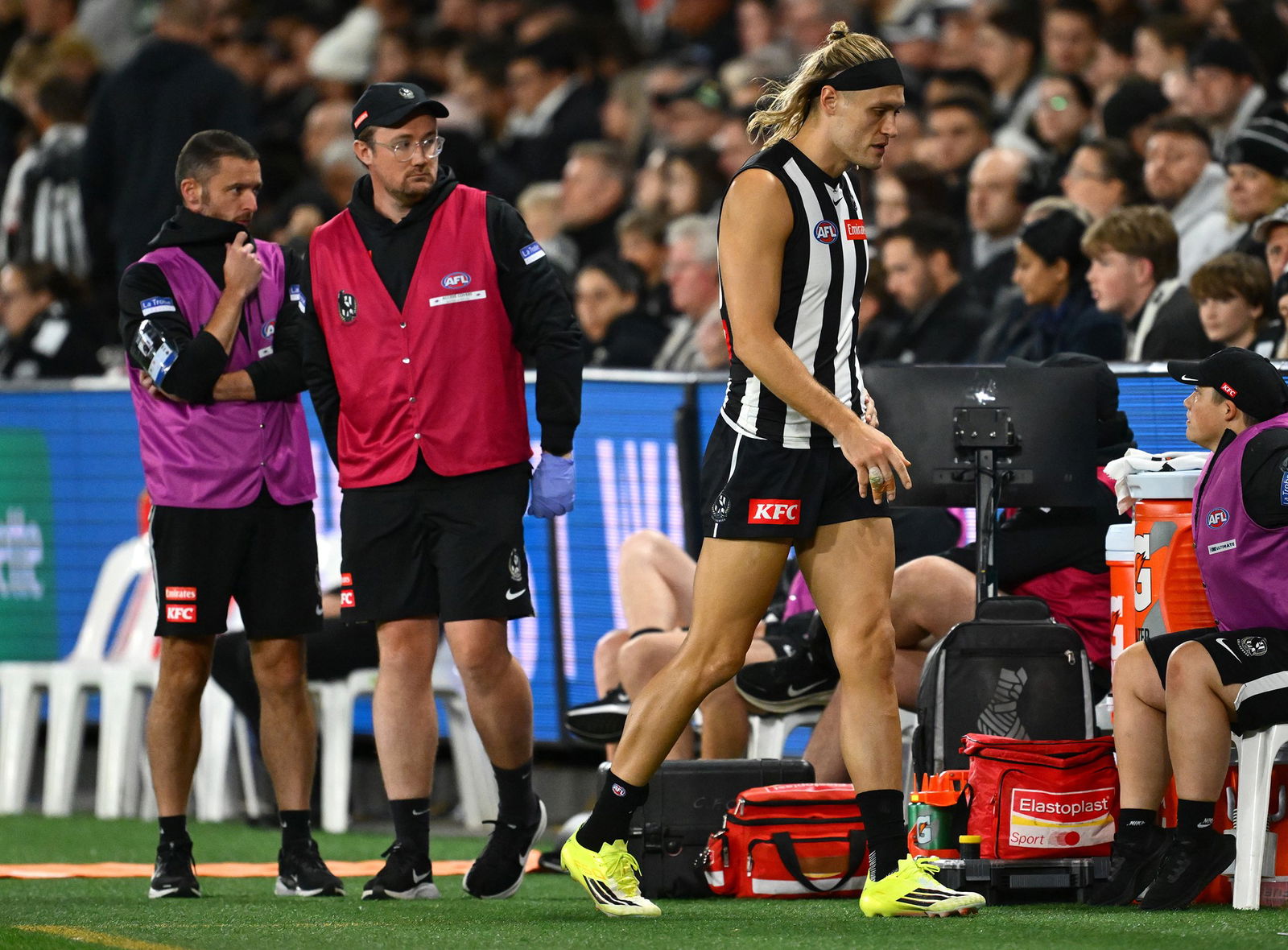 Darcy Moore, dos Magpies, caminha pela fronteira depois de conversar com a equipe médica durante a partida da terceira rodada da AFL entre Collingwood Magpies e Greater Western Sydney Giants em Docklands, em 27 de março de 2026, em Melbourne, Austrália.