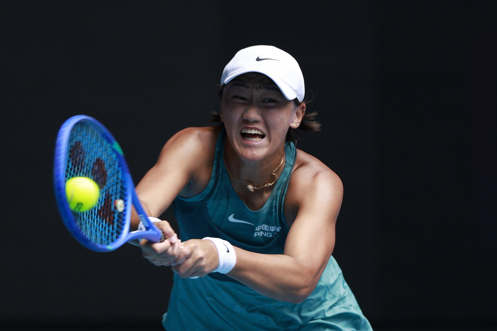 Wang Xiyu plays a backhand.