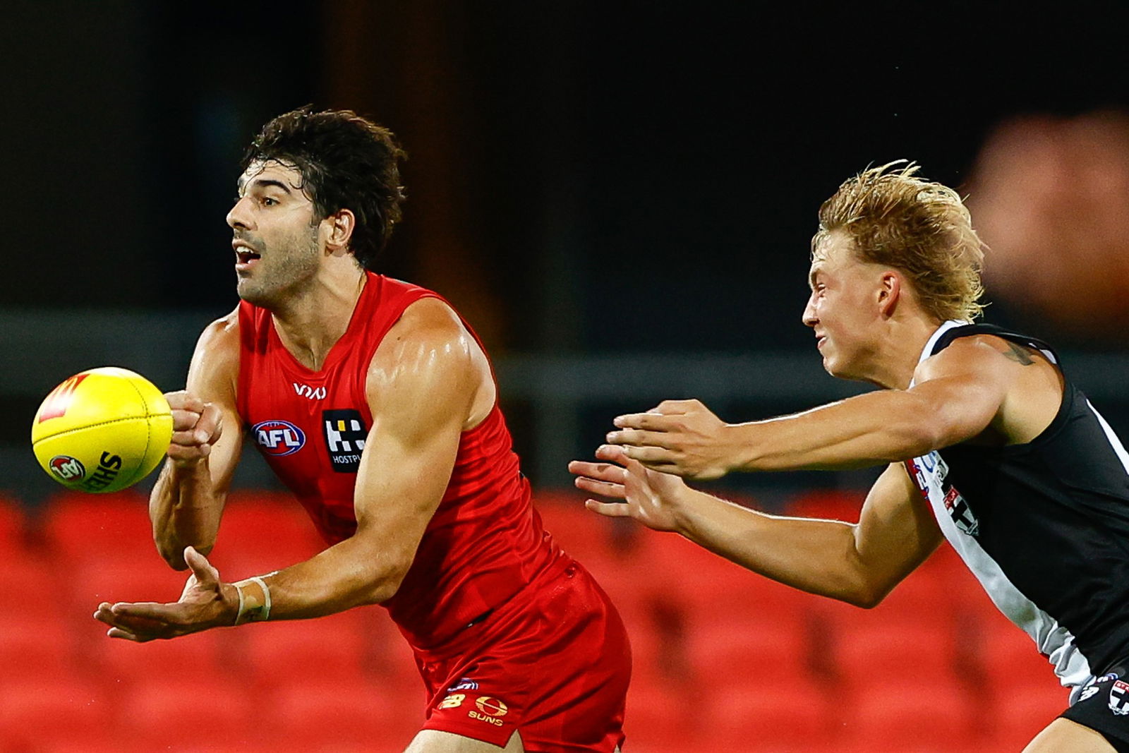 Christian Petracca do Suns em ação durante a simulação de partida da AFL de 2026 entre o Gold Coast Suns e o St Kilda Saints em 19 de fevereiro de 2026 em Gold Coast, Austrália.
