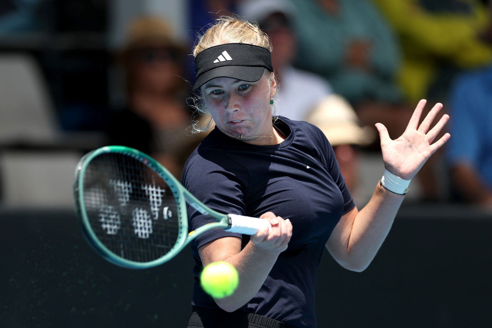 Clara Tauson plays a forehand.