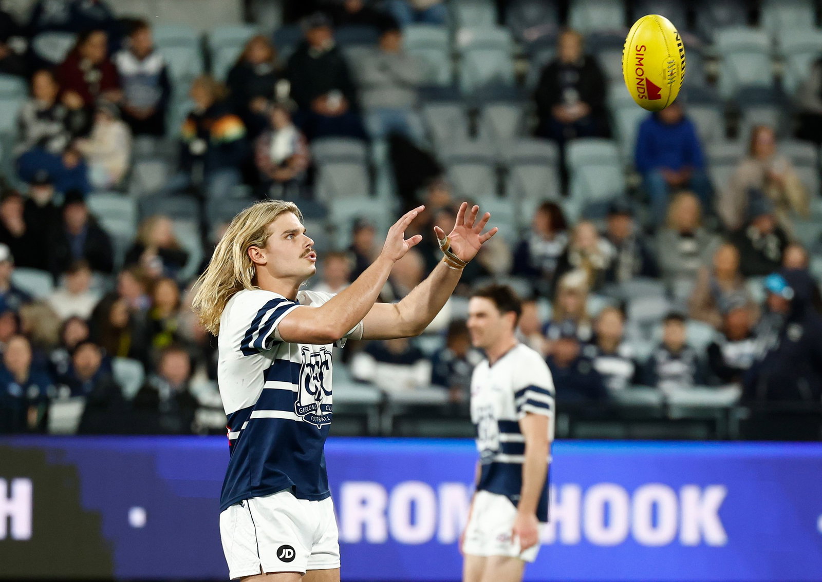  Bailey Smith of the Cats warms up during the 2026 AFL Round 24 match between the Geelong Cats and the Richmond Tigers at Kardinia Park on August 22, 2026 in Geelong, Australia.