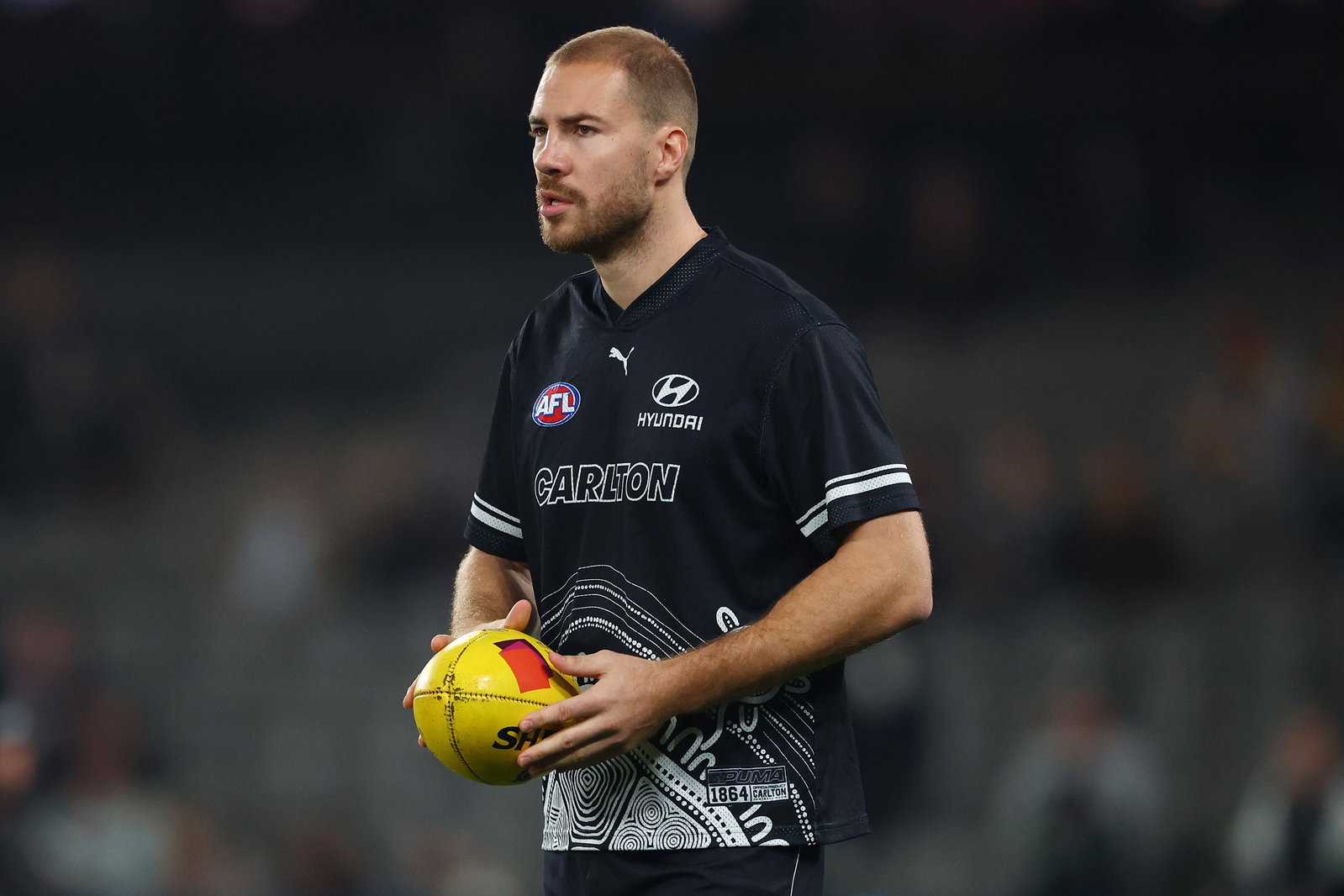 Harry McKay de los Blues se calienta antes del partido de la Ronda 16 de la AFL entre los Carlton Blues y los West Coast Eagles en Docklands el 27 de junio de 2026 en Melbourne, Australia.