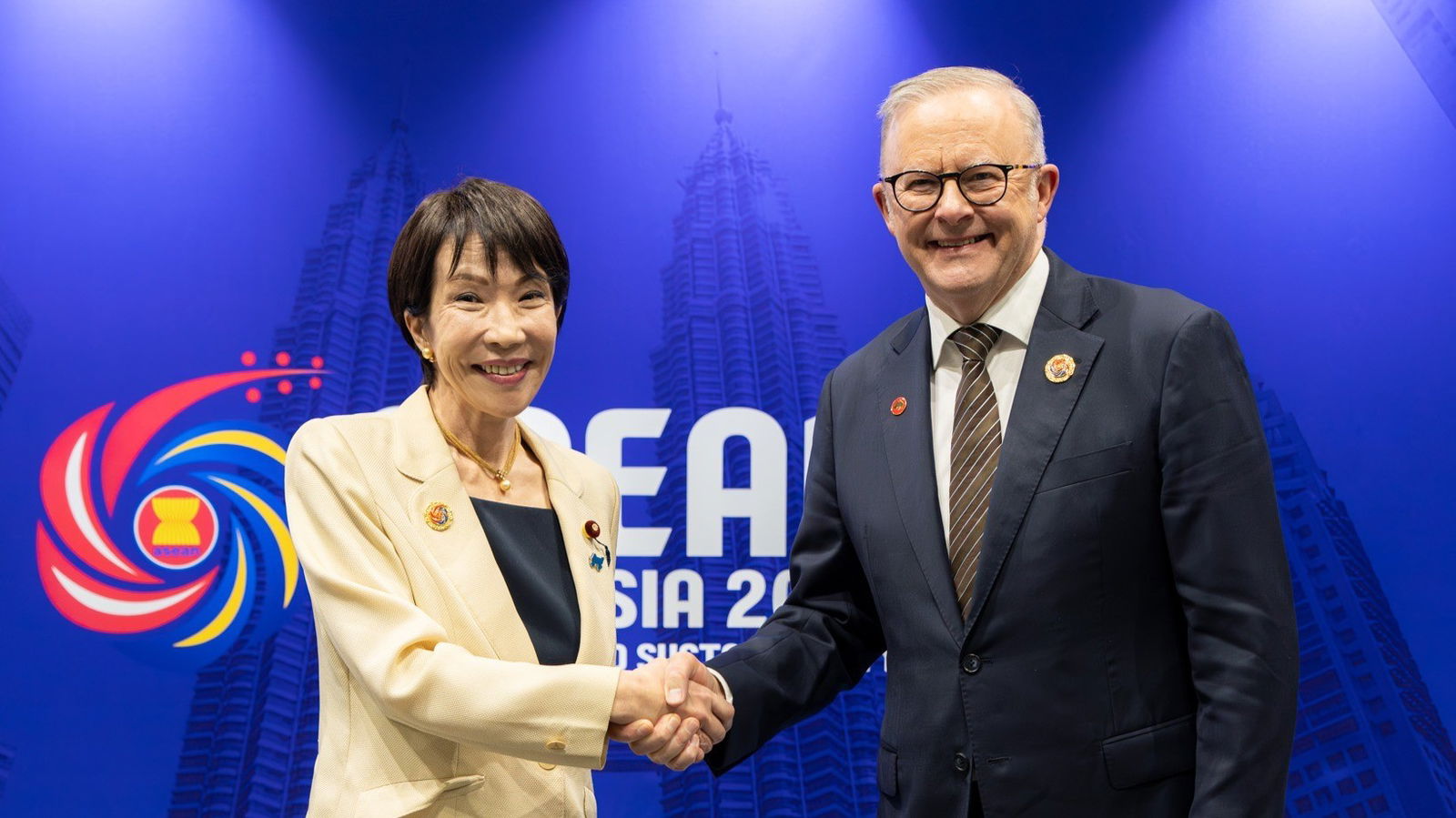 Anthony Albanese aperta a mão do novo primeiro-ministro do Japão, Sanae Takaichi.