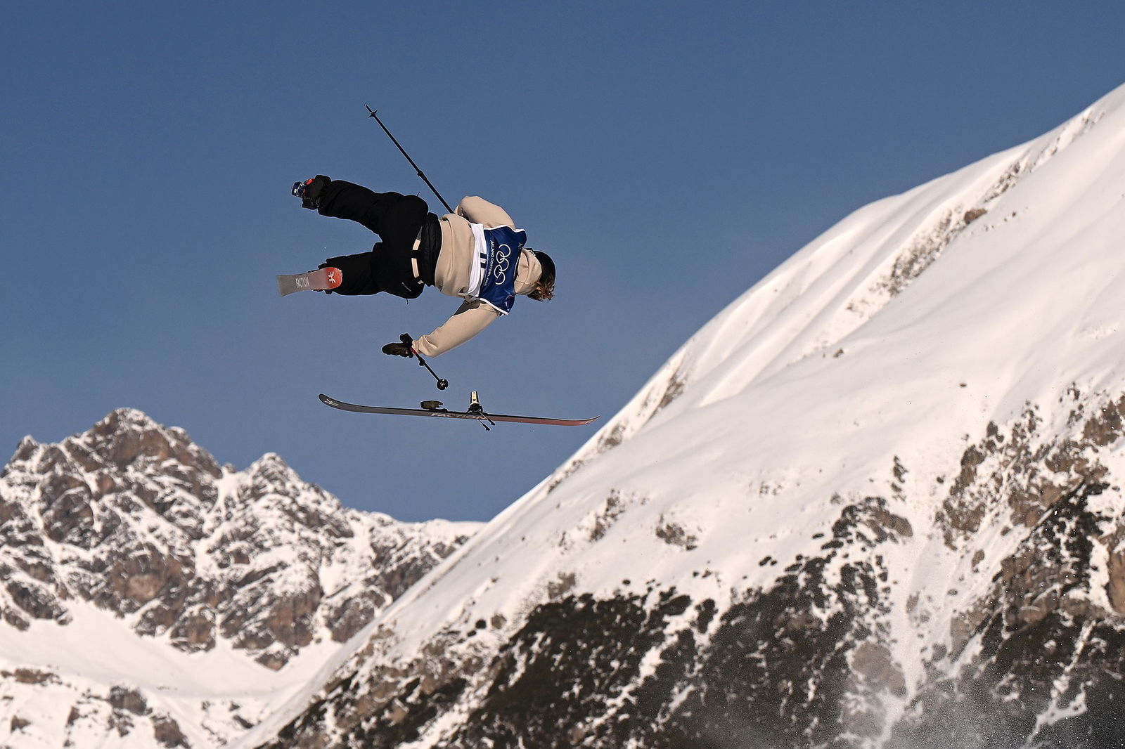 El esquí de Sarah Hoefflin se le salió volando del pie derecho durante la primera pasada de la clasificación de Slopestyle.