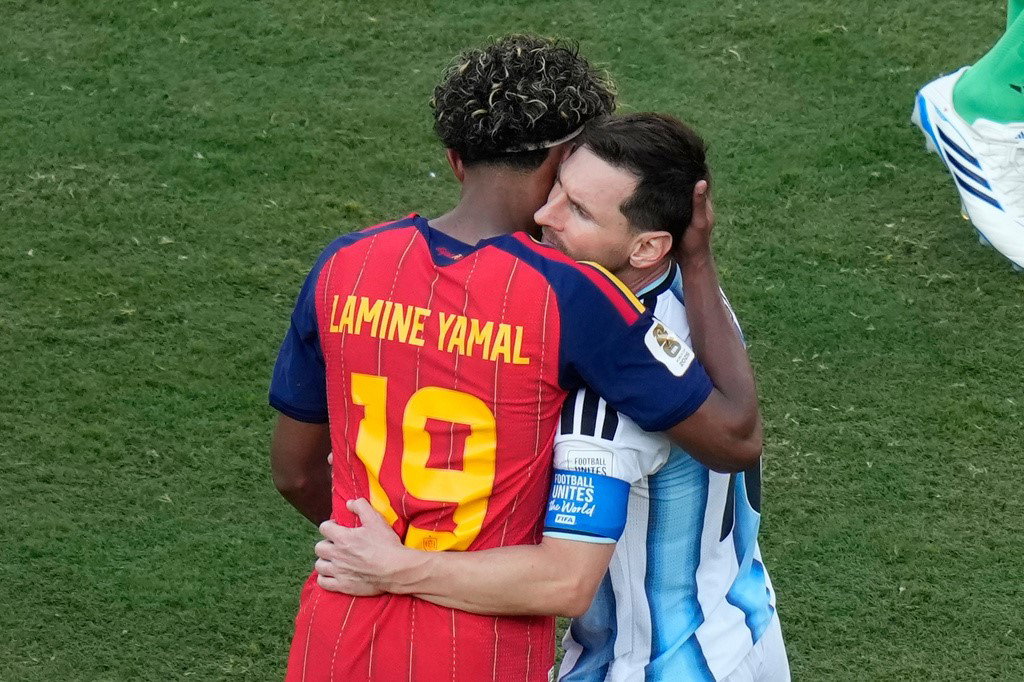 Yamal and Messi embrace at the end.