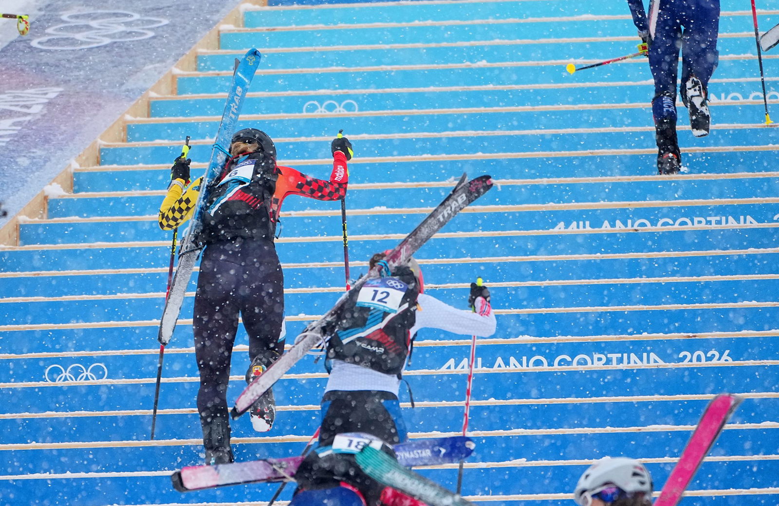 19 de fevereiro de 2026, Itália, Bormio: Olympia, Jogos Olímpicos de Inverno Milan Cortina 2026, esqui de montanha, sprint, qualificação, mulheres, Tatjana Paller (l, Alemanha) e Ida Waldal (M, Noruega) em ação na subida. 