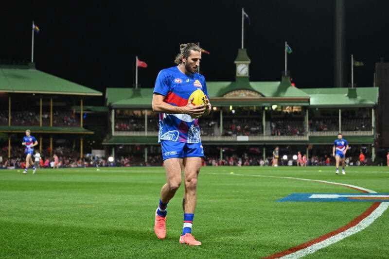 Marcus Bontempelli of the Bulldogs warms up ahead of the AFL Round 16 match between the Sydney Swans and the Western Bulldogs at the SCG in Sydney, Friday, June 27, 2025.