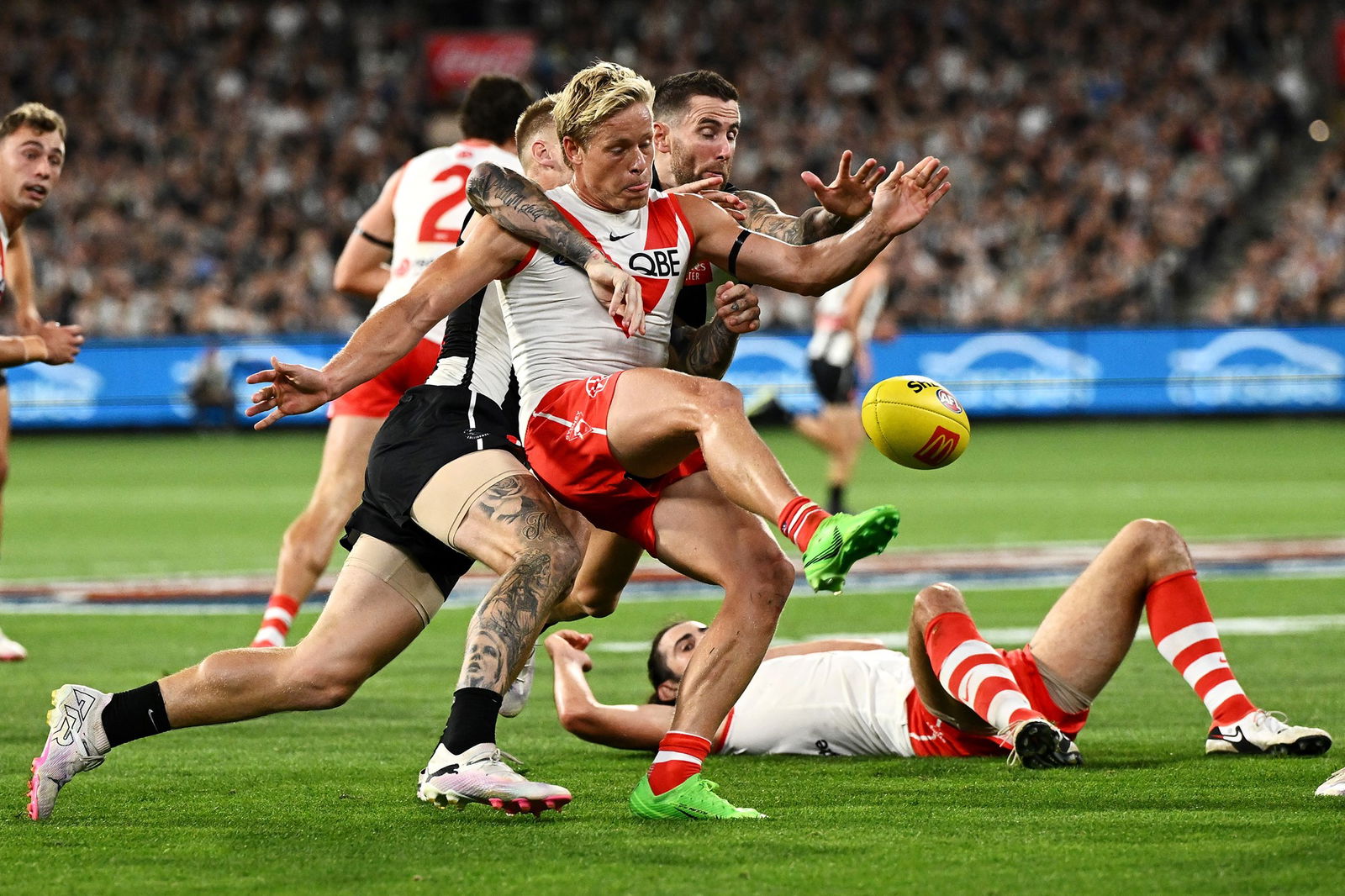 Isaac Heeney kicks for the Swans at the MCG.