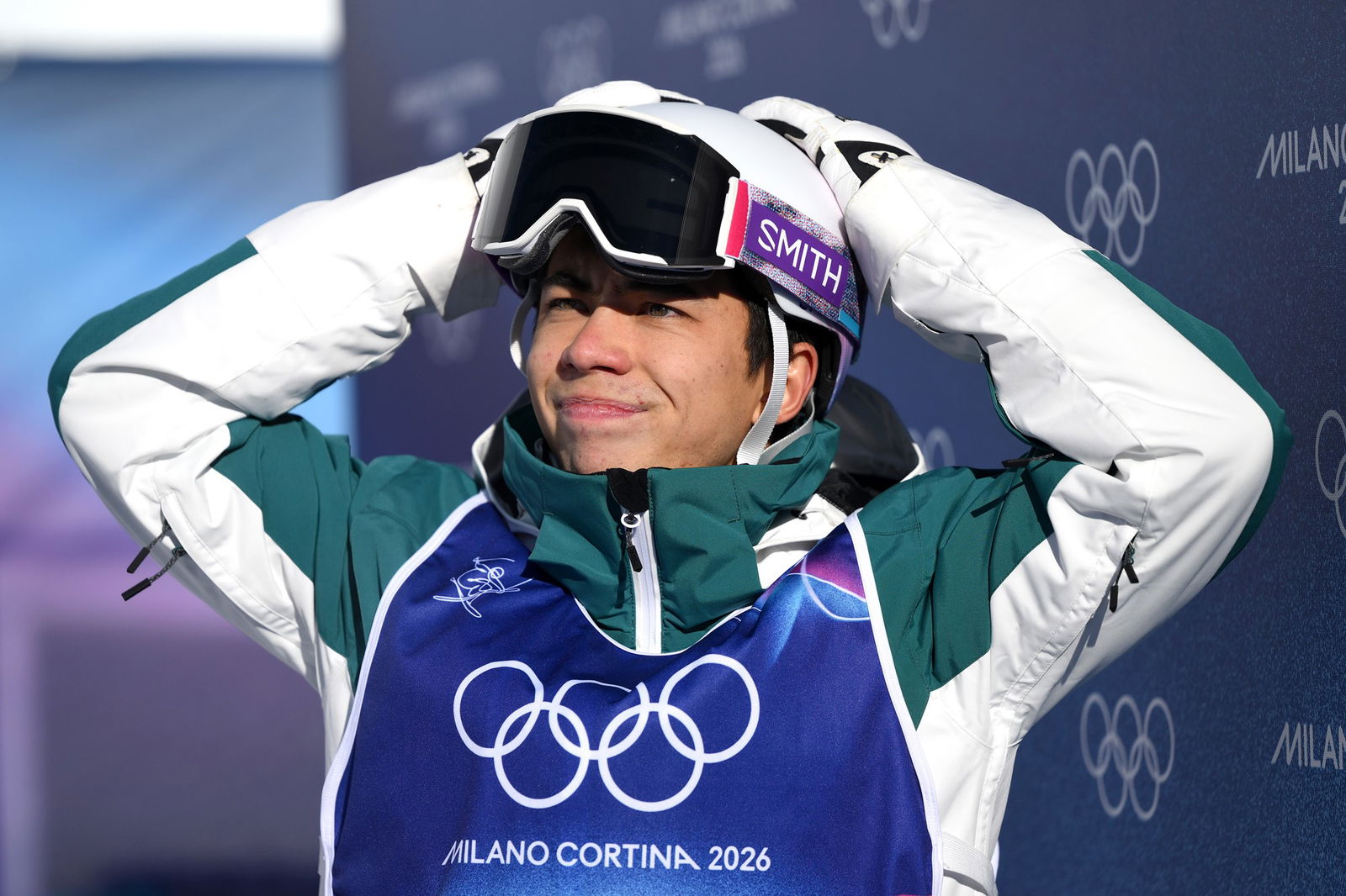 George Murphy com as mãos na cabeça nas Olimpíadas de Inverno.