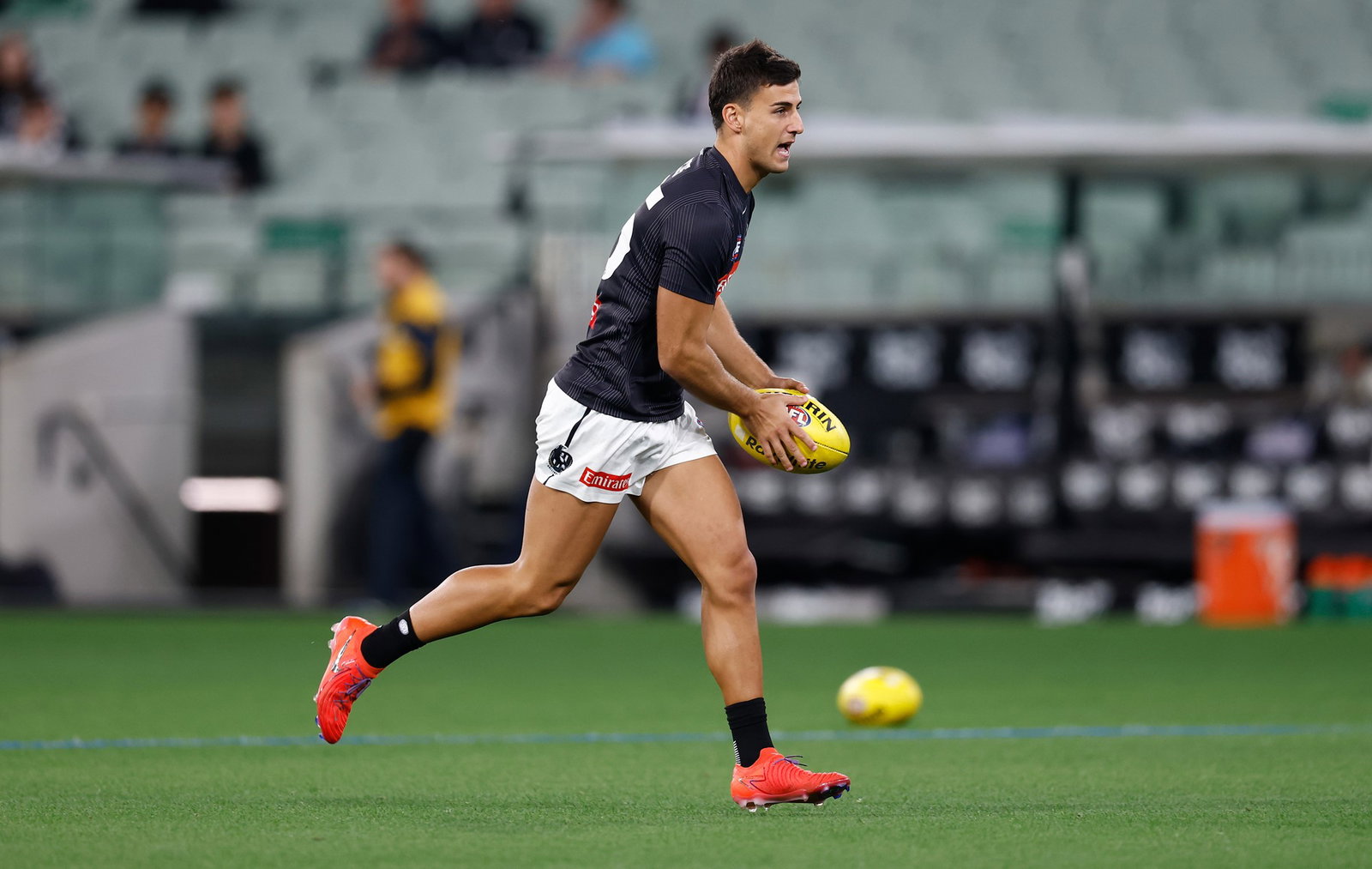 Nick Daicos calienta antes del partido número 100 de su carrera.