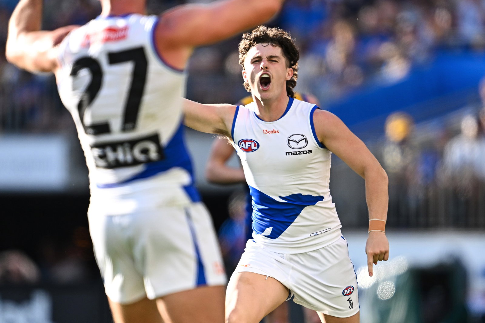 Lachy Dovaston comemora um gol.